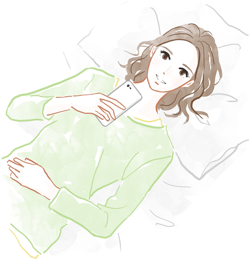 携帯を触っている画像