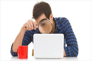 虫眼鏡を持った男性が見極めている