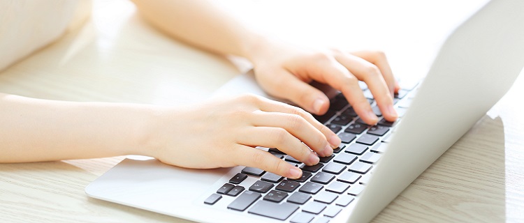 ノートパソコン・若い女性