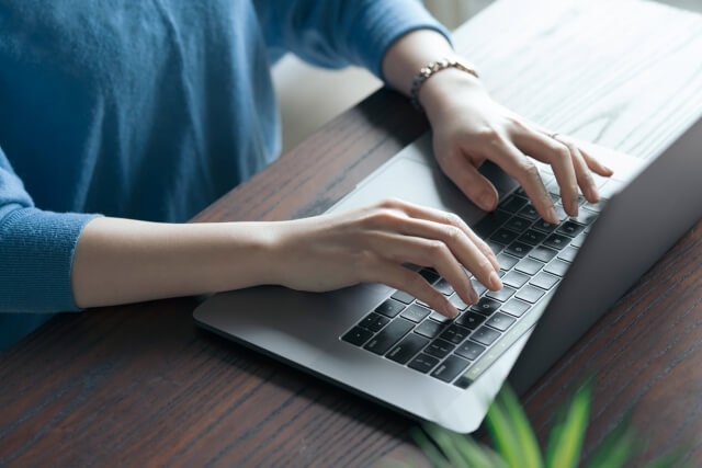 PCを操作する女性 | 出会い系の虎