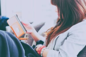 スマホを触る女性　フリー素材