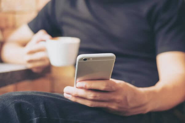 スマホを持つ男性