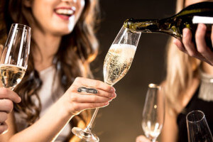 ハッピーメールの飲み友達募集は恋活のサイン？パパ活女子との見分け方を解説