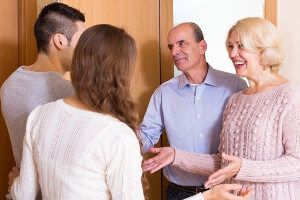 マッチングアプリでできた恋人をどう親に紹介すべきか？